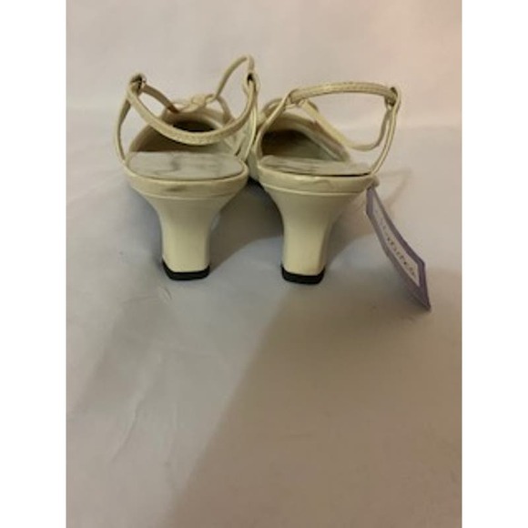 Statutes Strappy Cream 2 inch Heel Women's Size 5 1/2  New Tag - Picture 3 of 8